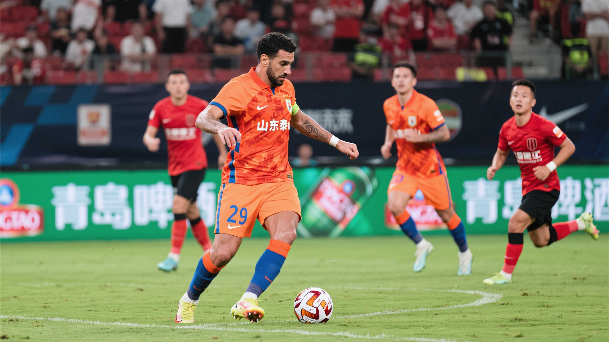 蓉城逆袭泰山1-3,王大雷情绪失控怒斥教练席 这场备受瞩目的对决,本被认为是山东泰山能够轻松拿下